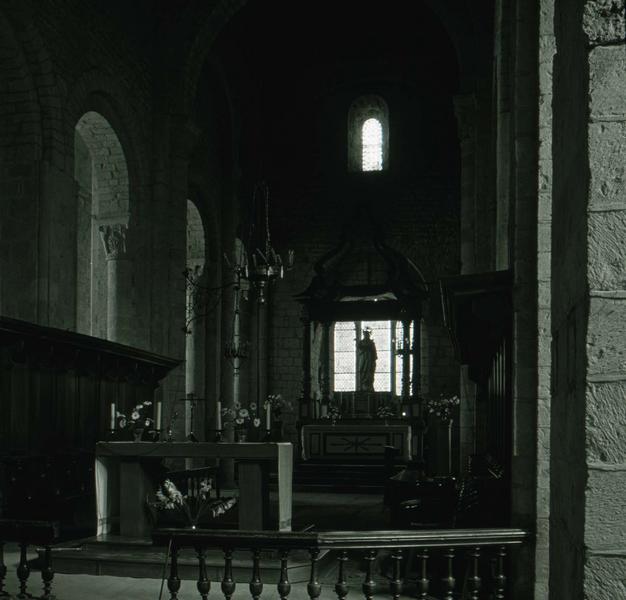 Intérieur de l'église : l'autel