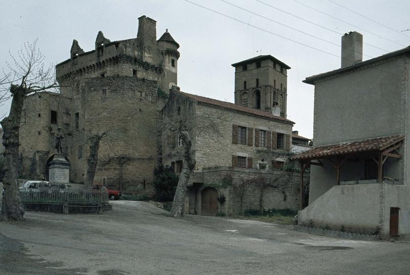 Clocher de l'église et porte fortifiée du château