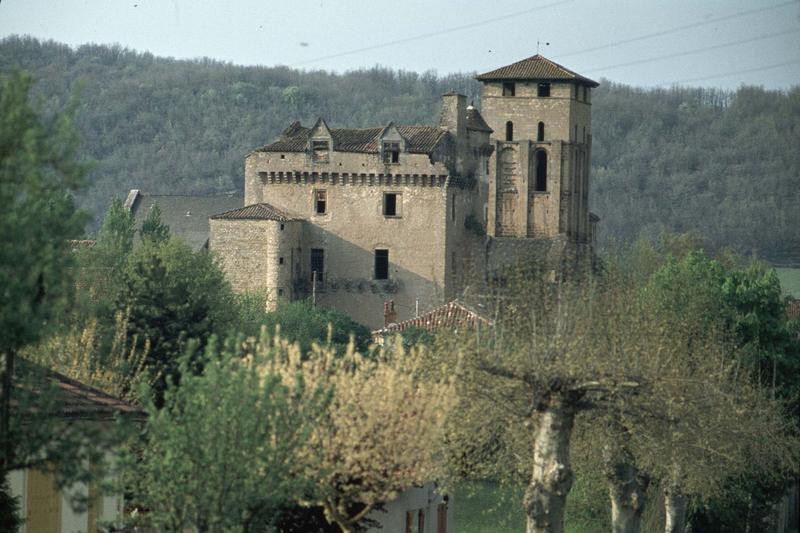 Clocher de l'église et porte fortifiée du château