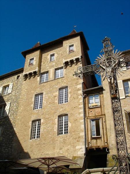 façade sud bordant la place au nord