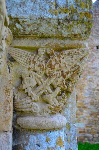 portail occidental, ébrasement de droite, détail d'un des chapiteaux sculptés : oiseaux et renard