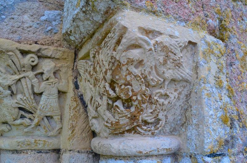 portail occidental, ébrasement de droite, détail d'un des chapiteaux sculptés : oiseaux et renard