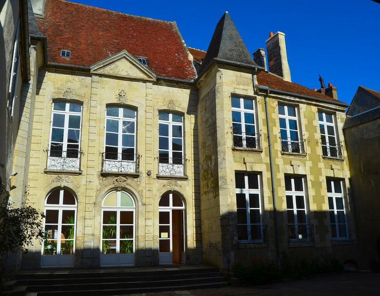 vue générale de la façade sud sur cour