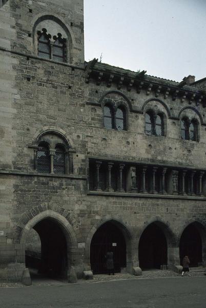 Façade principale sur la place des Halles