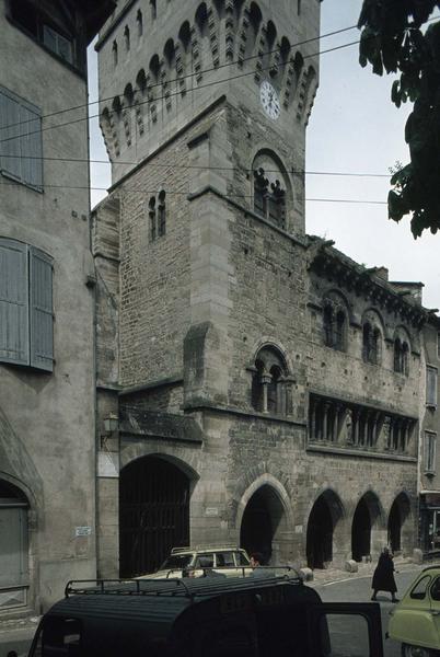 Façade principale sur la place des Halles