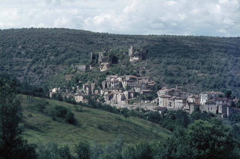 Vue générale du village et ruines du château