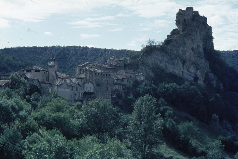 Vue générale du village et ruines du château