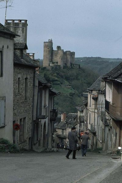 Ruelle étroite et ruines du château