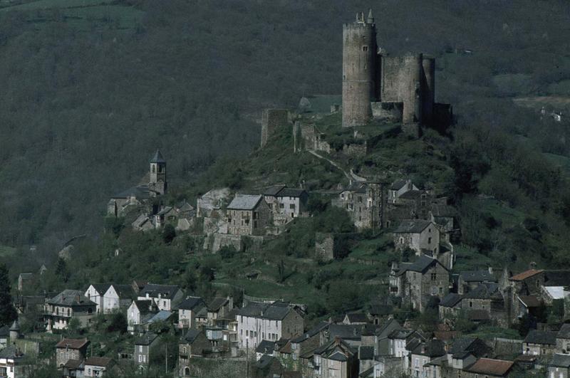 Vue générale du village et ruines du château