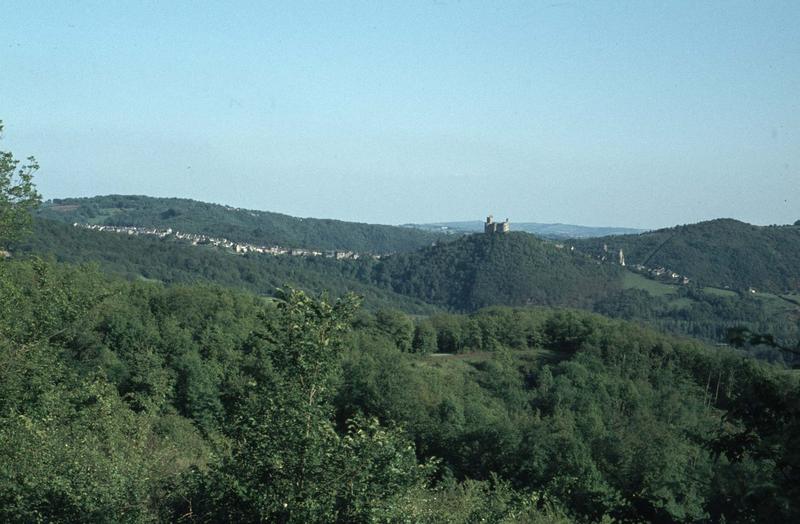 Vue éloignée du village et ruines du château