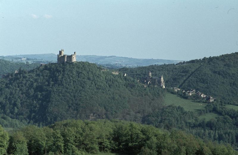 Vue éloignée du village et ruines du château