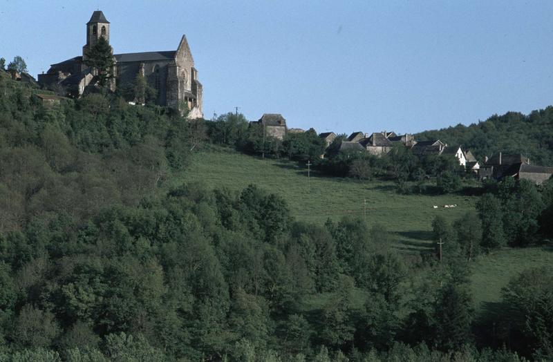 Vue générale du village et ensemble nord-ouest de l'église