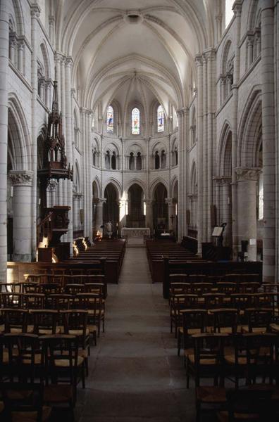 Intérieur : la nef vers le choeur