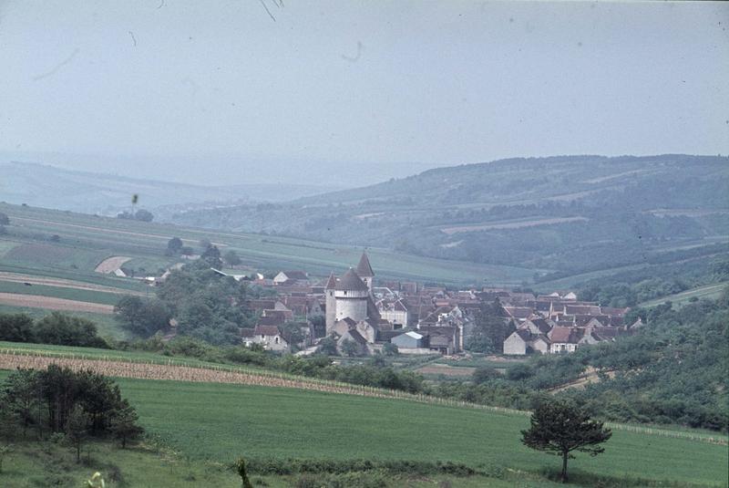 Vue générale du village et tour de l'église