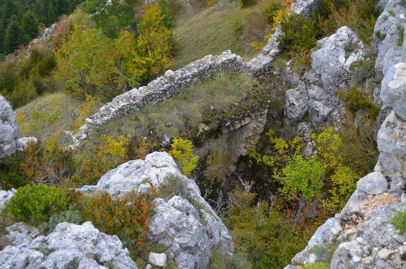 ruines du château, vue partielle de la maçonnerie