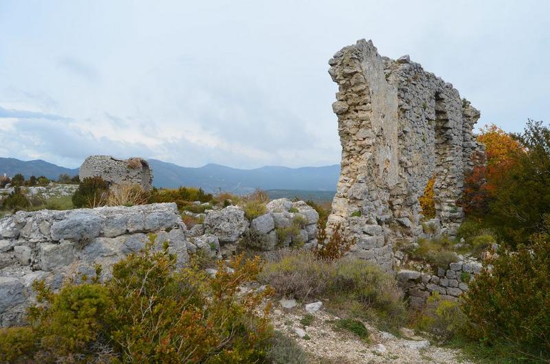 ruines du château, vue partielle de la maçonnerie