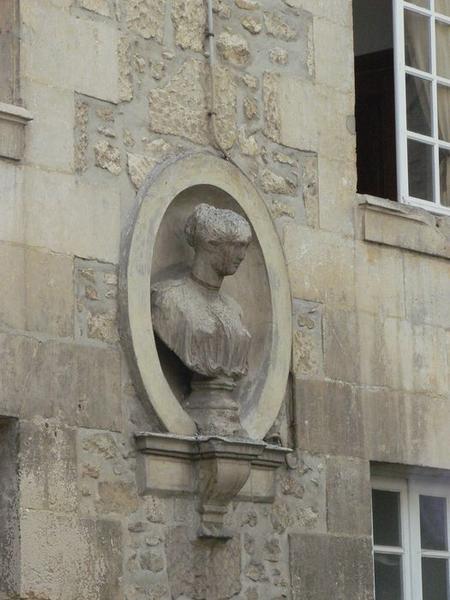 cour intérieure, façade, détail d'un buste