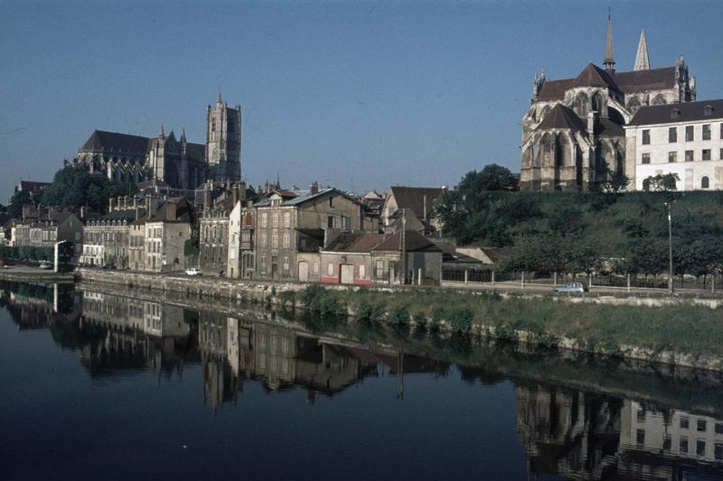 Vue générale de la ville en bordure de l'Yonne, cathédrale et église