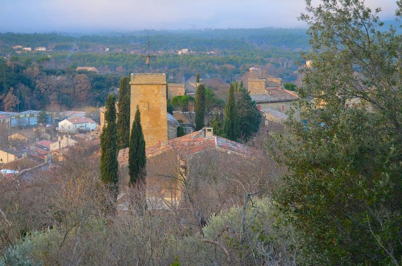 vue générale de la tour de l'horloge dans son environnement