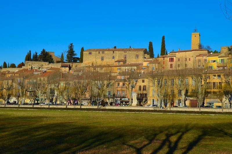 vue générale de la tour de l'horloge dans son environnement