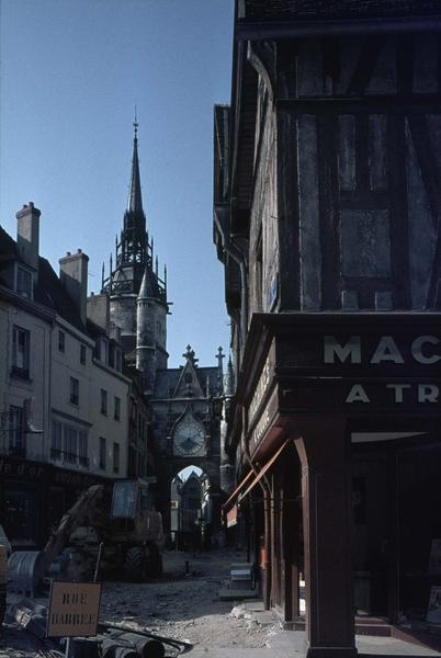 Ensemble est sur une rue commerçante