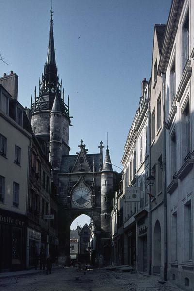 Ensemble est et tour sur une rue commerçante