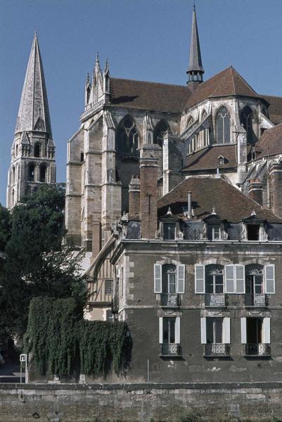 Abside et transept sud, maisons environnantes