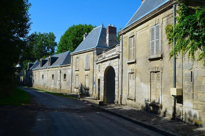 communs, façades sud sur rue, vue générale