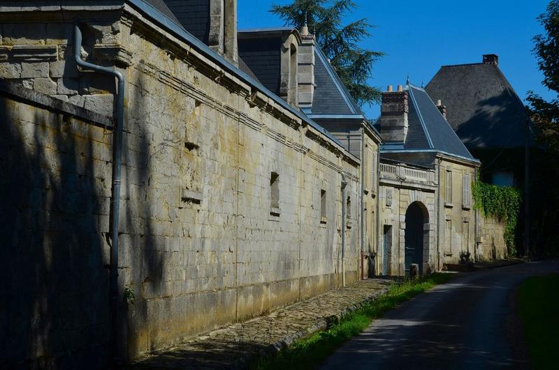 communs, façades sud sur rue, vue générale