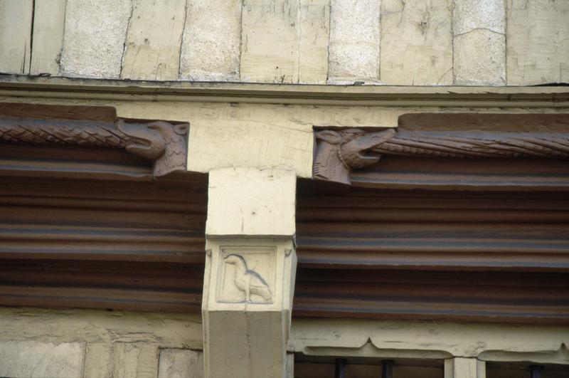 Façade à pans de bois : détail du linteau en bois