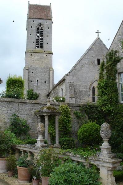 vue générale du clocher depuis le jardin du château