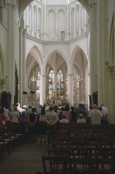 Intérieur : la nef vers le choeur