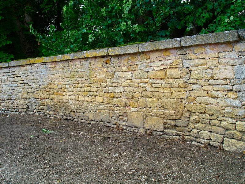 Mur de clôture du château, vue partielle