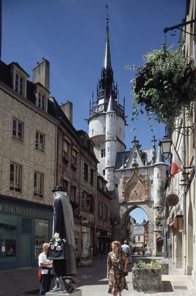 Ensemble est et tour sur une rue commerçante