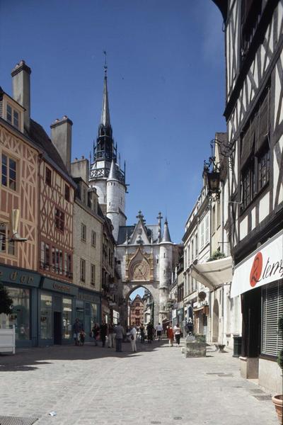 Ensemble est et tour sur une rue commerçante