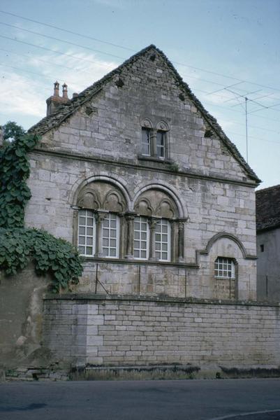 Pignon sur rue, fenêtres géminées