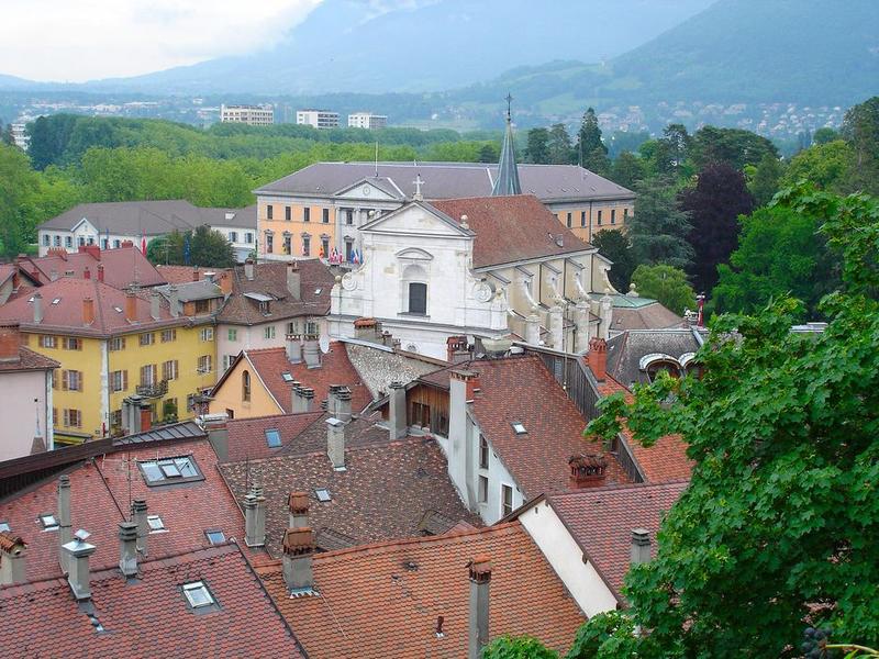 vue partielle de l'église dans son environnement urbain