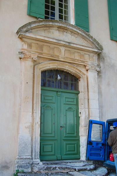 vue générale de la porte d'accès sur rue