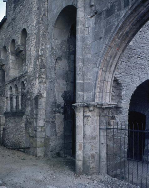 Façade : arcatures et porte