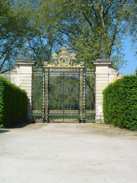 grille ouvrant sur le plan d'eau des Suisses, vue générale