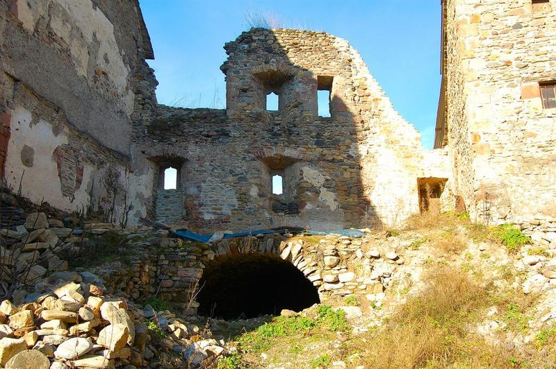 vue partielle des ruines adossées à l'enceinte fortifiée