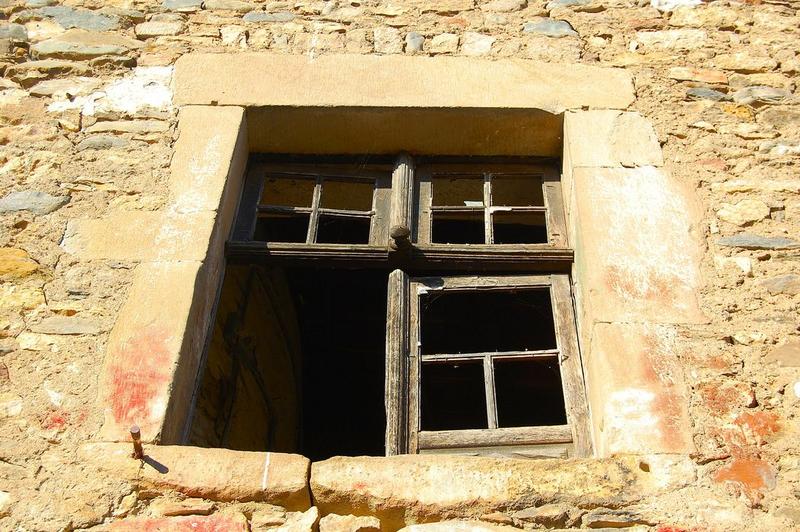 enceinte fortifiée, détail d'une fenêtre à meneau