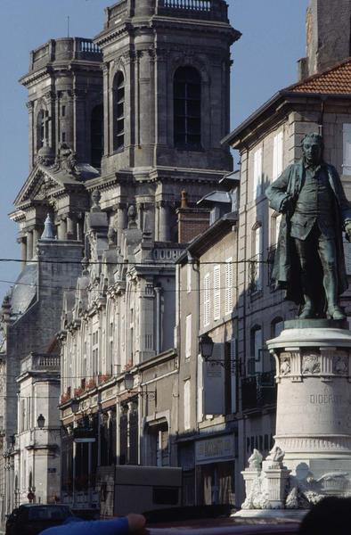 Façade ouest et tours vues en perspective