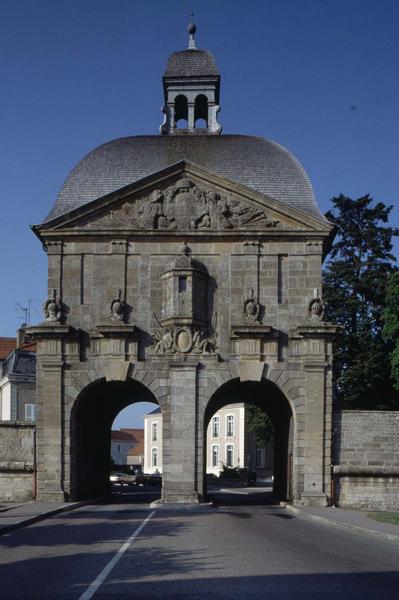 Porte des anciens remparts, côté sud extra-muros