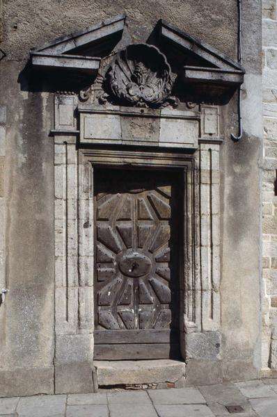 Porte à fronton et coquille