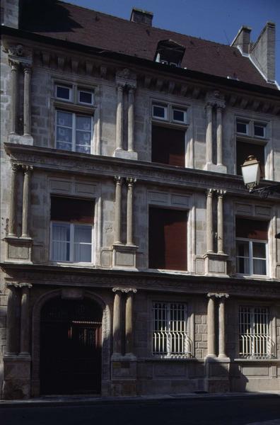 Façade à colonettes sur rue