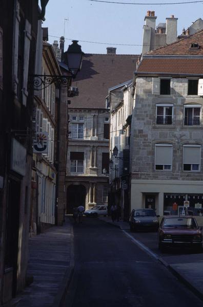 Façade depuis une rue animée