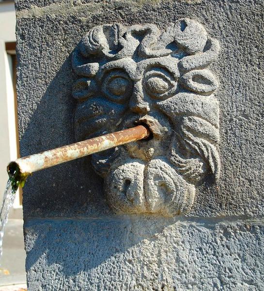 Détail d'un des mascarons
