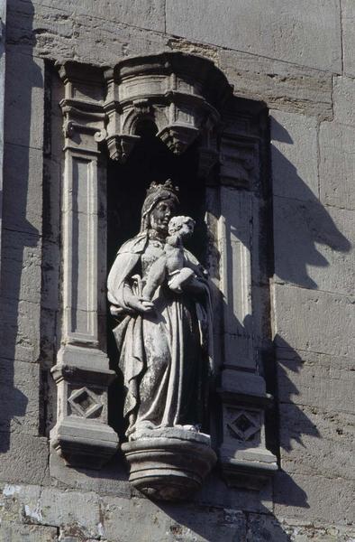 Statue Vierge à l'enfant dans une niche