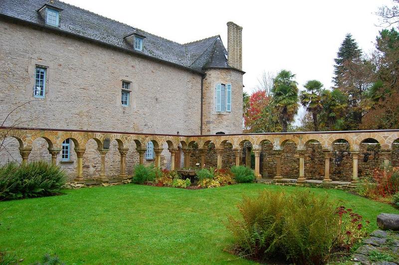 Cloître, vue partielle, galeries ouest et nord